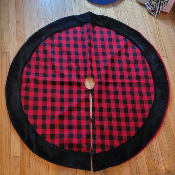 Red & Black Buffalo Plaid Christmas Tree Skirt With Faux Fur Trim And Button Clo - Picture 1 of 4